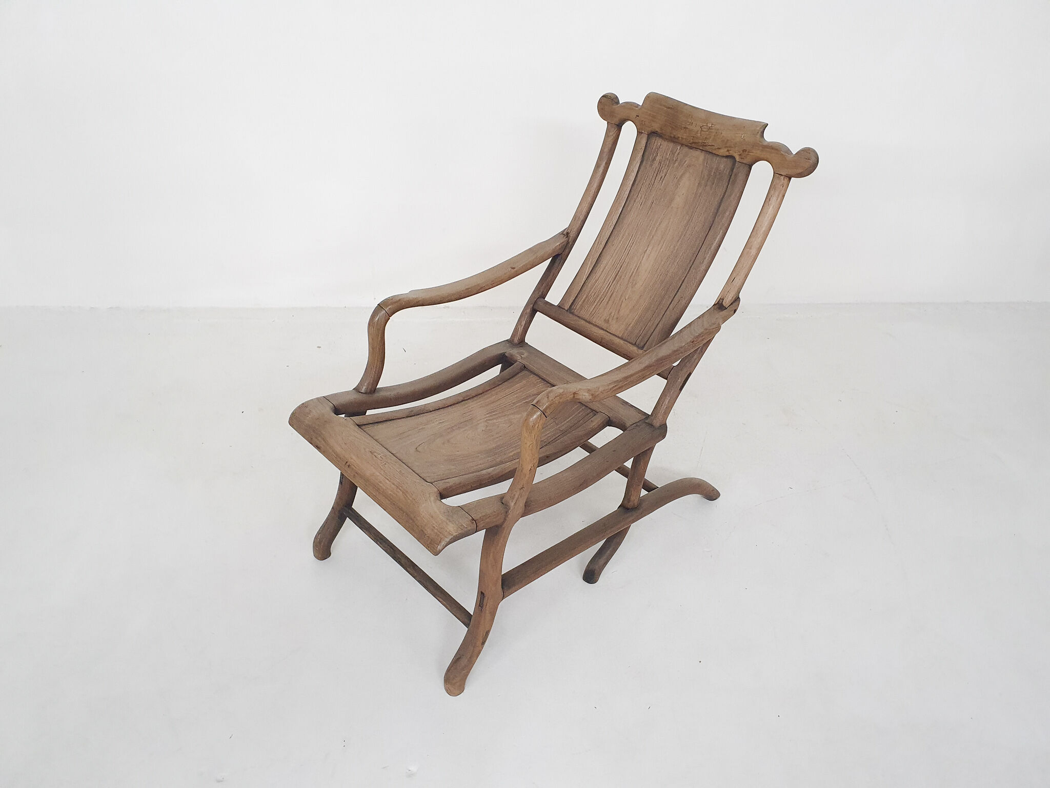Chaise longue chinoise  du 19ème siècle en bois massif