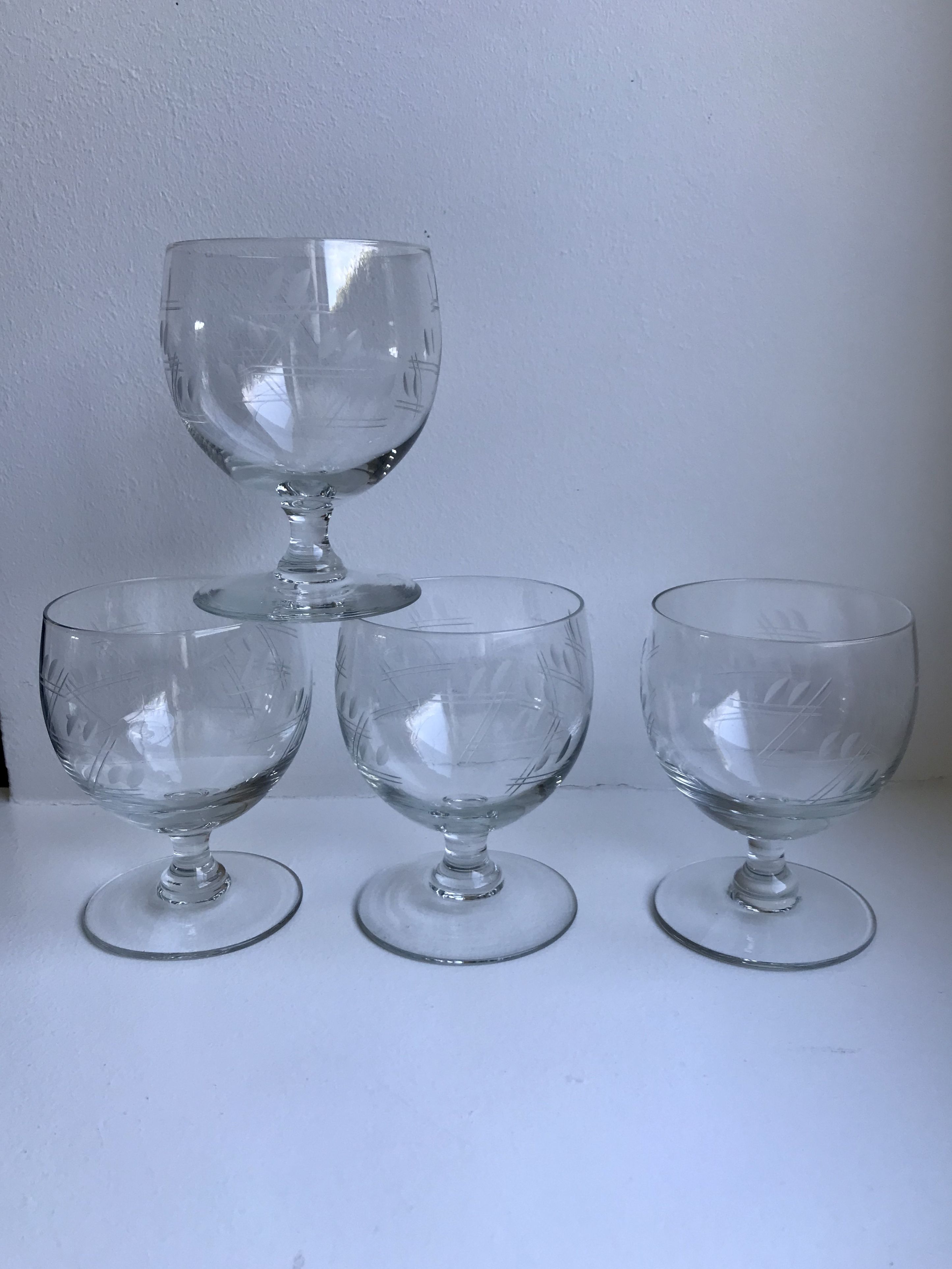 Set of 4 round crystal wine glasses engraved 50s