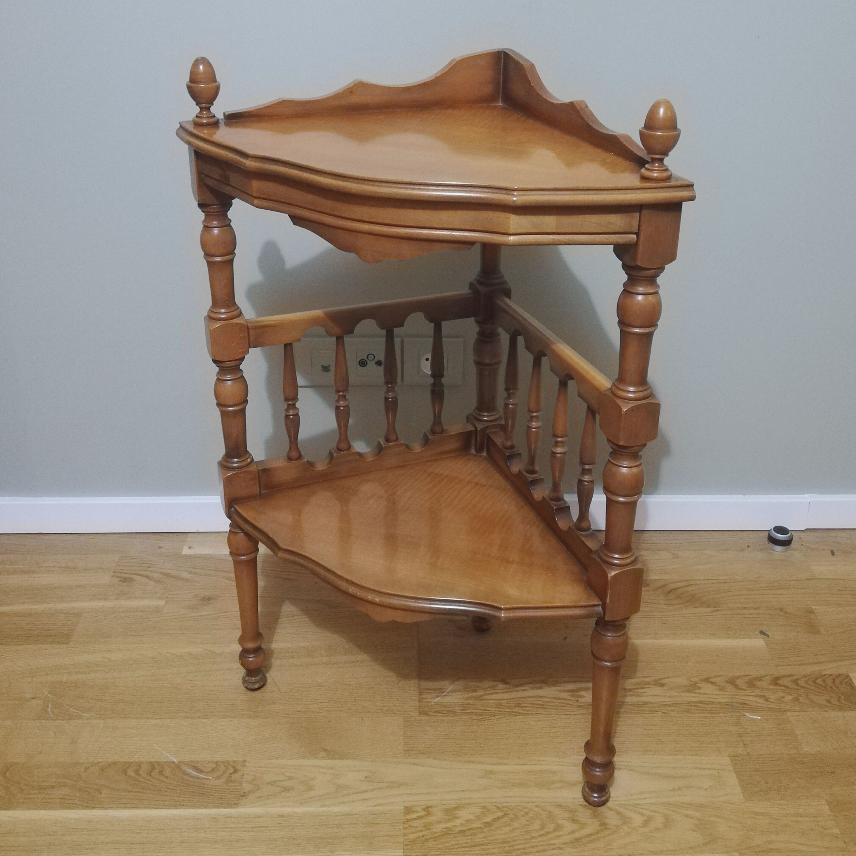 Cherry wood corner pedestal table