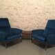 Paire de fauteuils de Guy Besnard en velours bleu