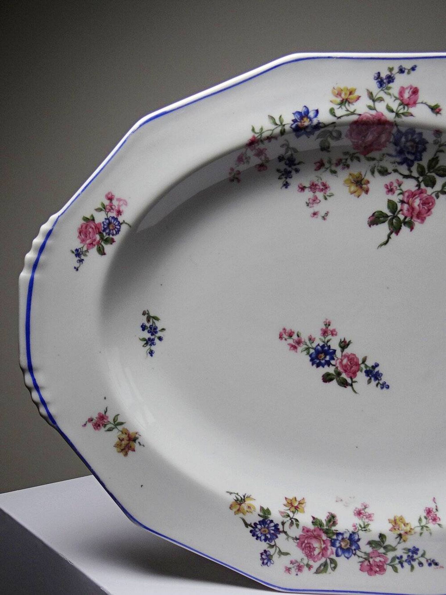 Service plate Bernardaud Limoges porcelain with floral decoration from the 1920s to 1950s.