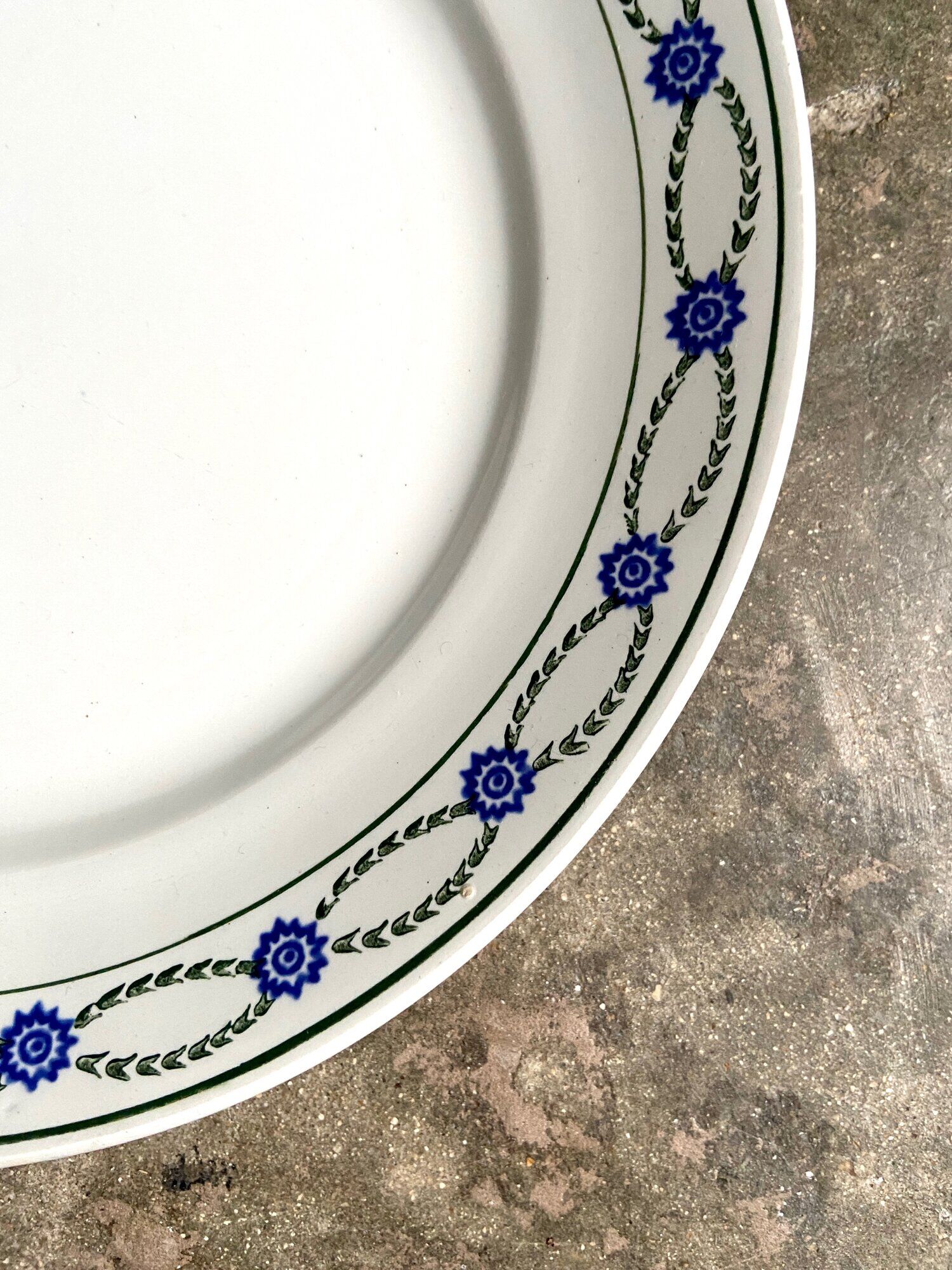 Round dish St Amand in enamelled iron earth white, blue and green