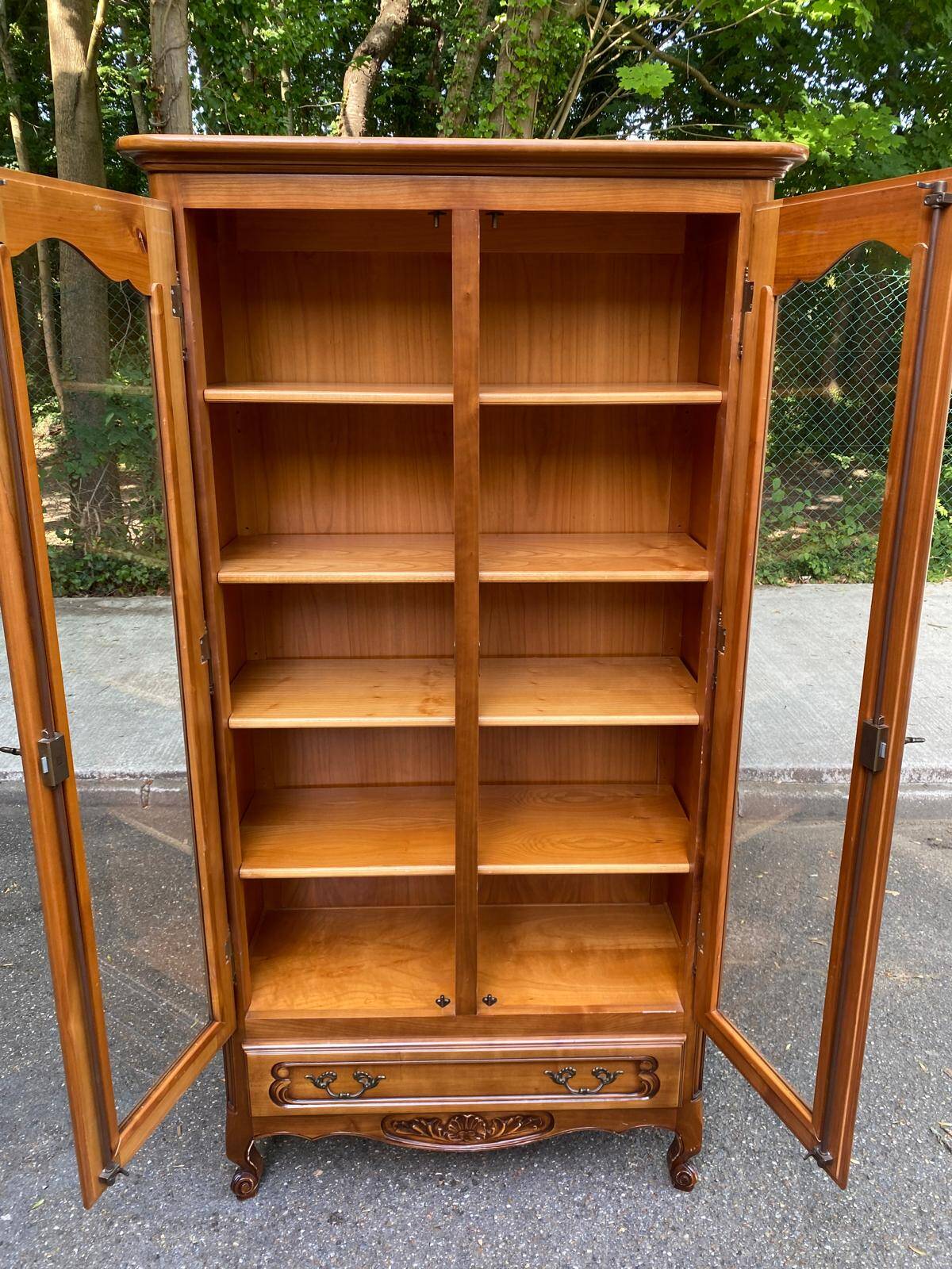 Louis XV display cabinet in solid wood from the 1970s.