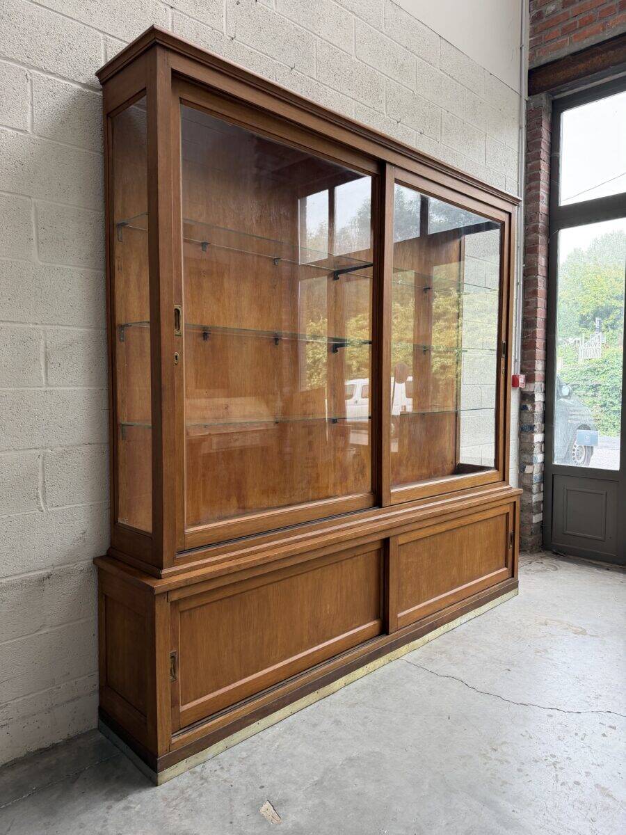 Ancienne vitrine de pharmacie