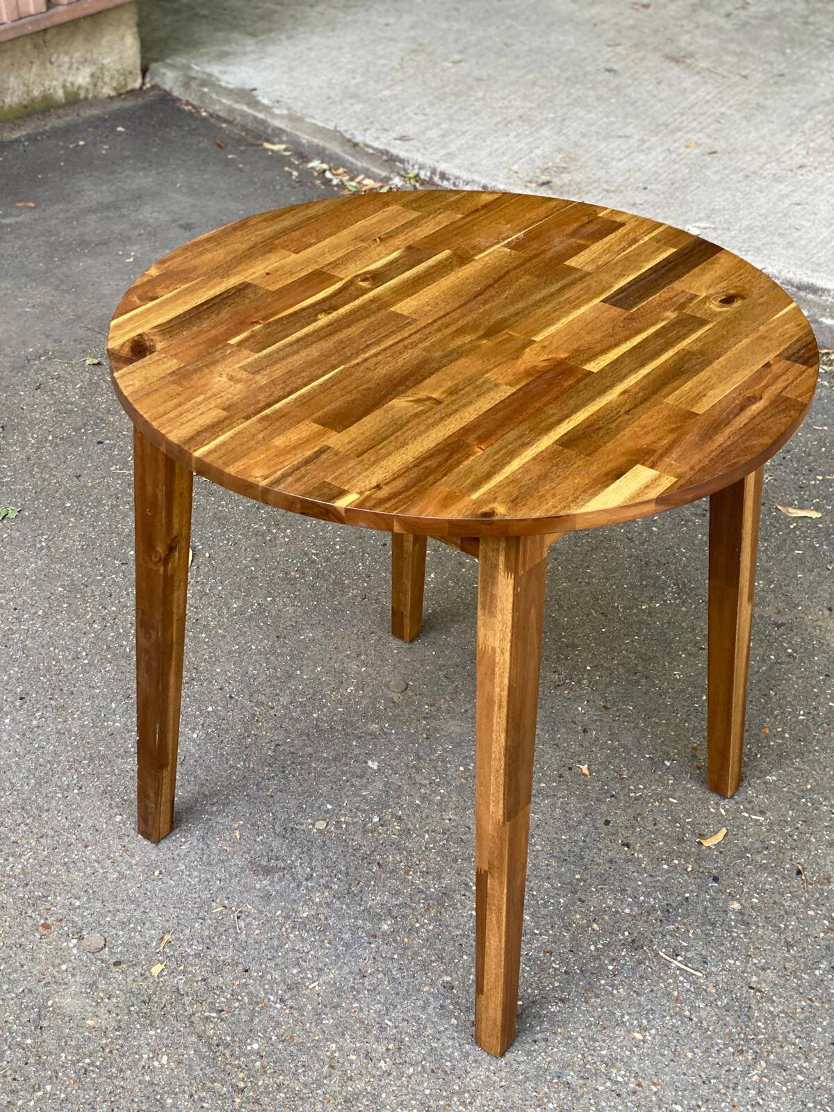 Table ronde en bois massif et 2 chaises scandinaves ikea nackanäs
