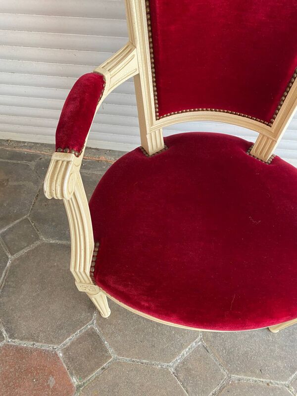 Paire de fauteuils cabriolets style Louis XVI en velours rouge et bois