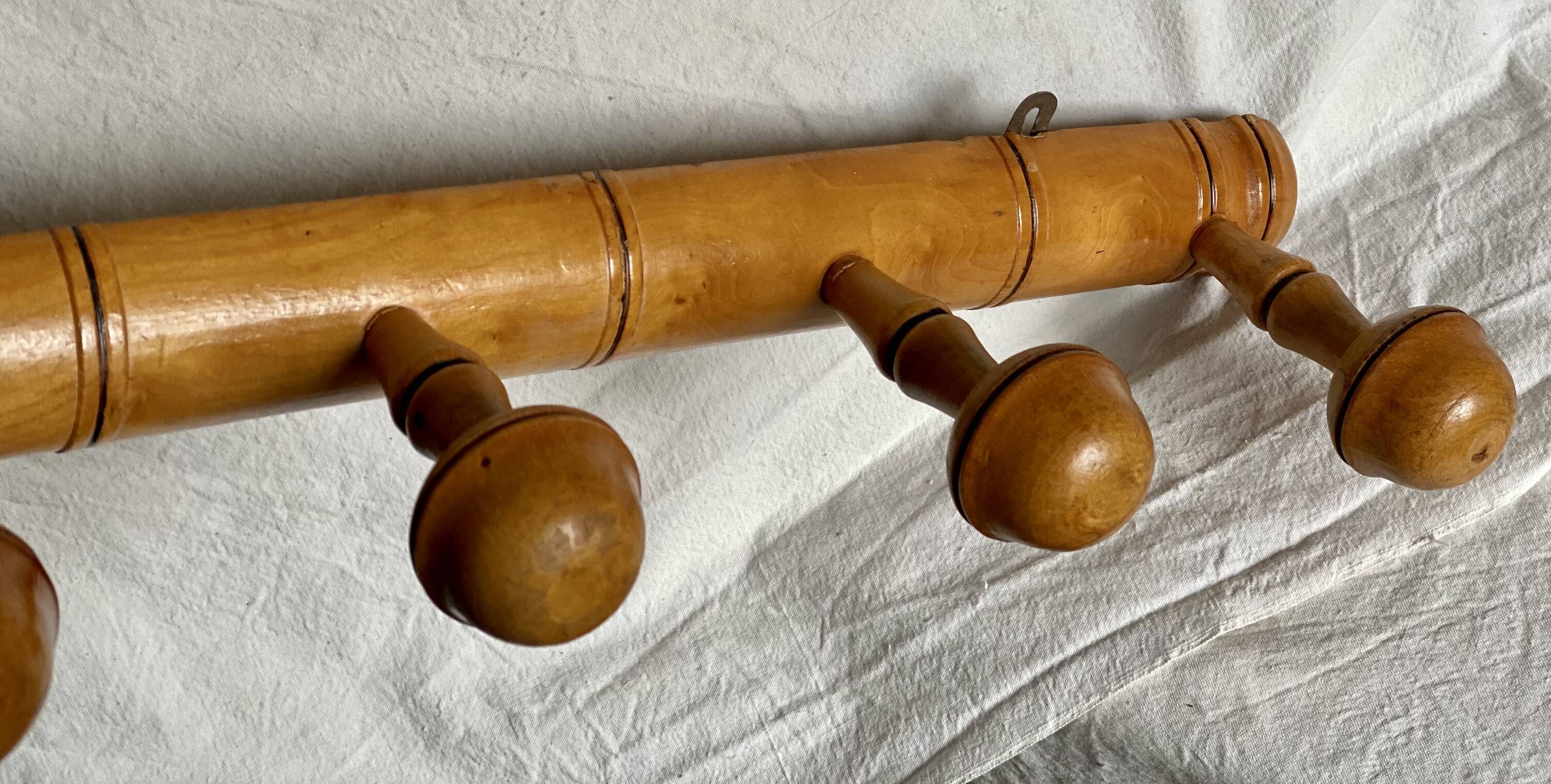 Wall-mounted coat rack with 5 turned wooden hooks