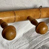 Wall-mounted coat rack with 5 turned wooden hooks