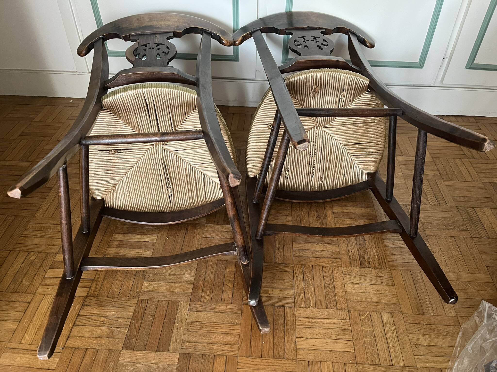 Paire de chaises Directoire en noyer, France circa 1810-1830