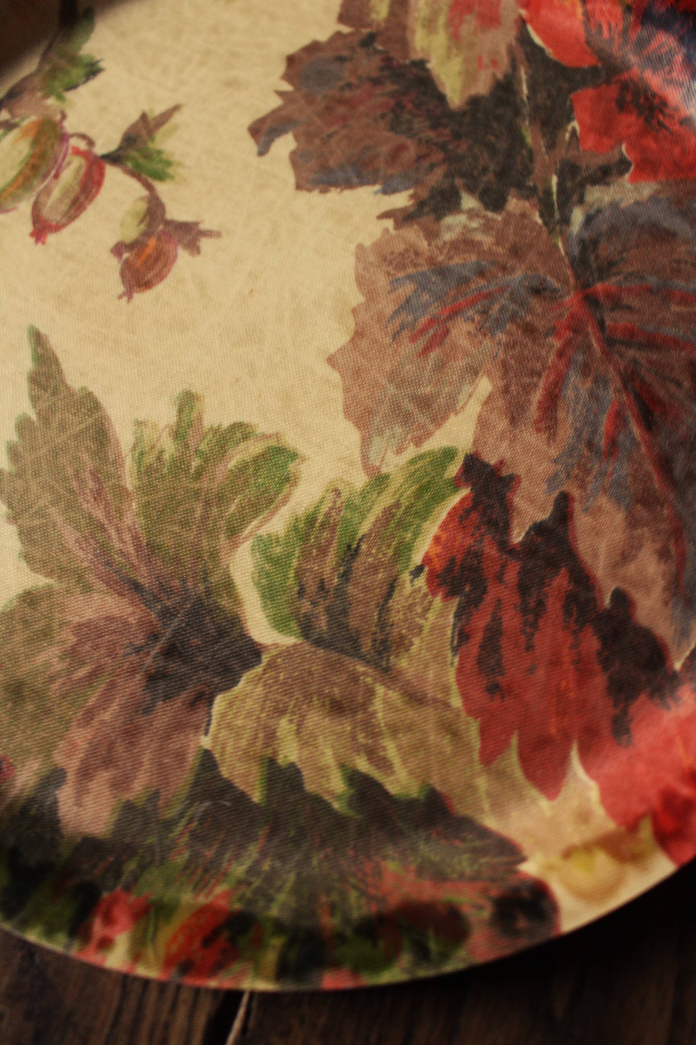 Round unbreakable plastic tray with vintage foliage