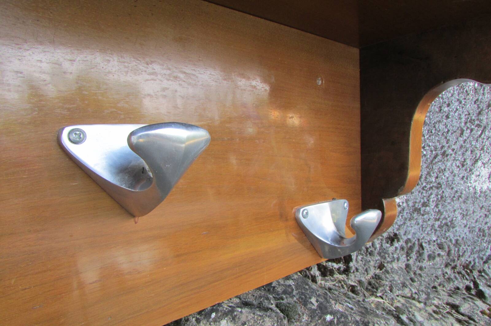 Porte manteau mural en bois et aluminium