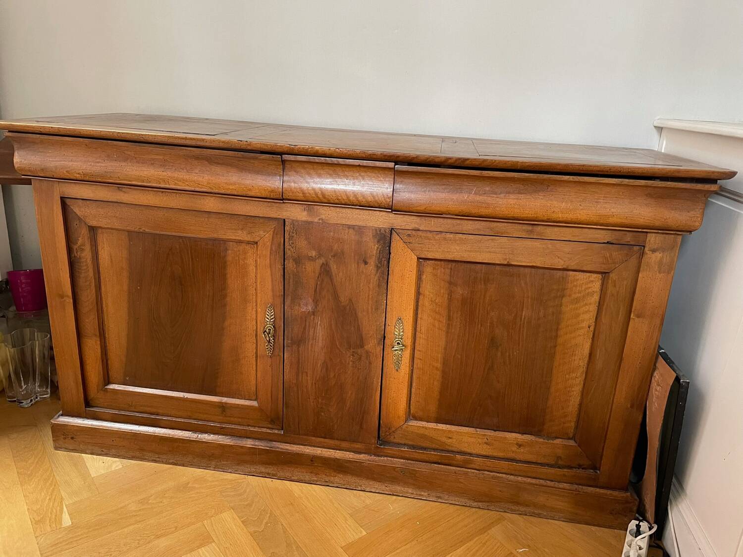 Classic style wooden sideboard