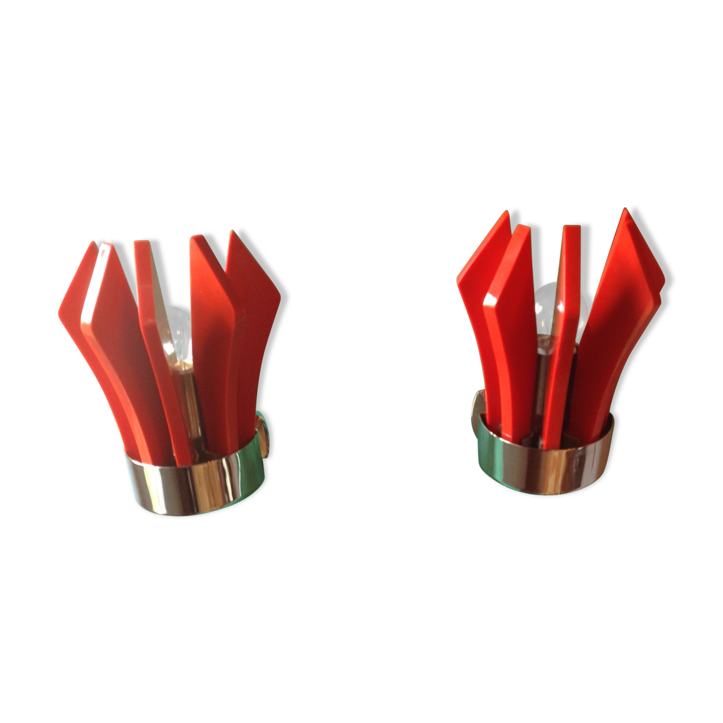 Paire d'appliques en bakélite rouge et chrome.