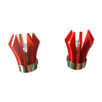 Paire d'appliques en bakélite rouge et chrome.