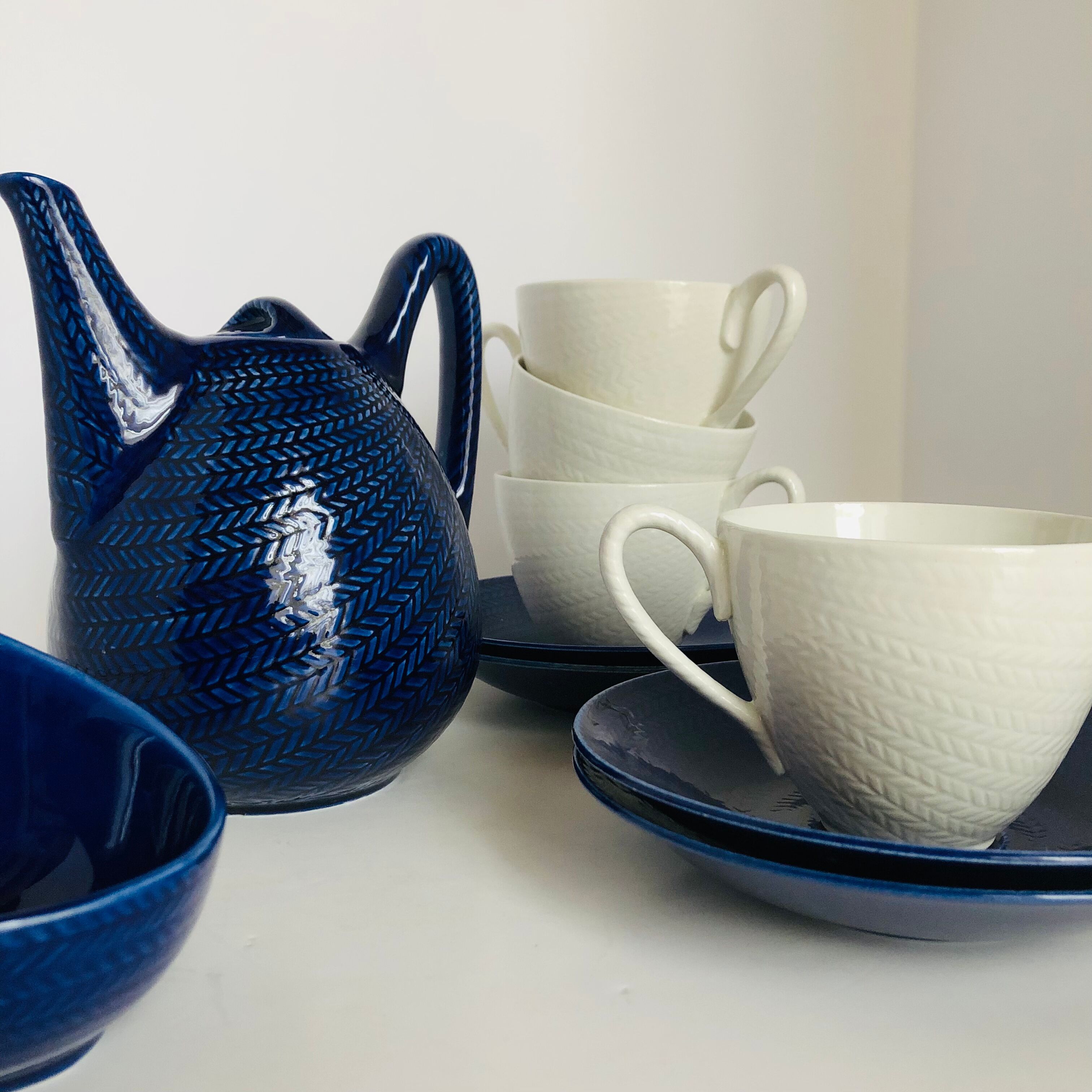Cups, saucers, coffee maker by Herta Bengtsson Blå eld, Blue fire Rörstrand Sweden 1951-1971