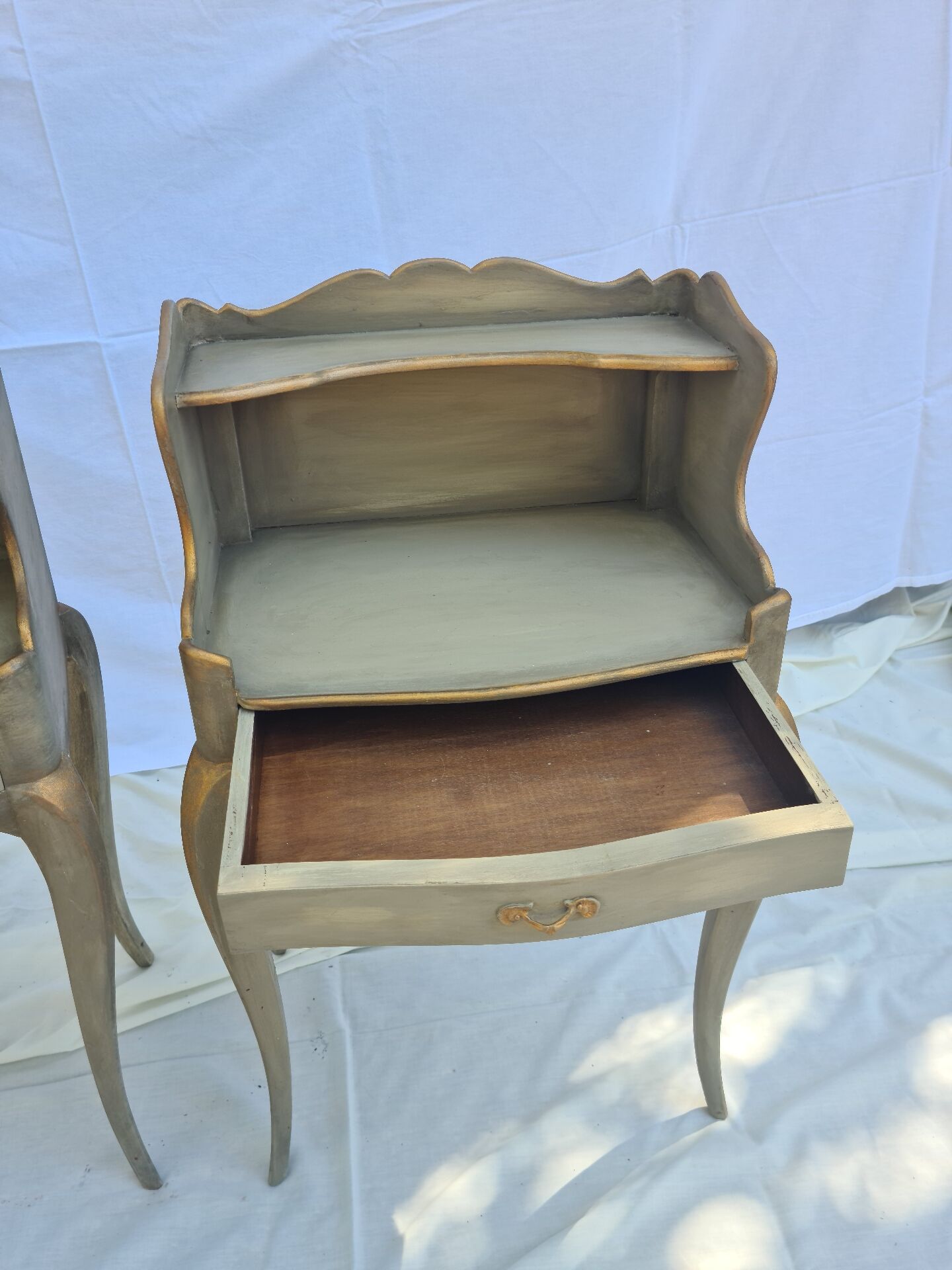 2 tables de chevet style Louis XV, restaurées et peintes "Milk Paint"