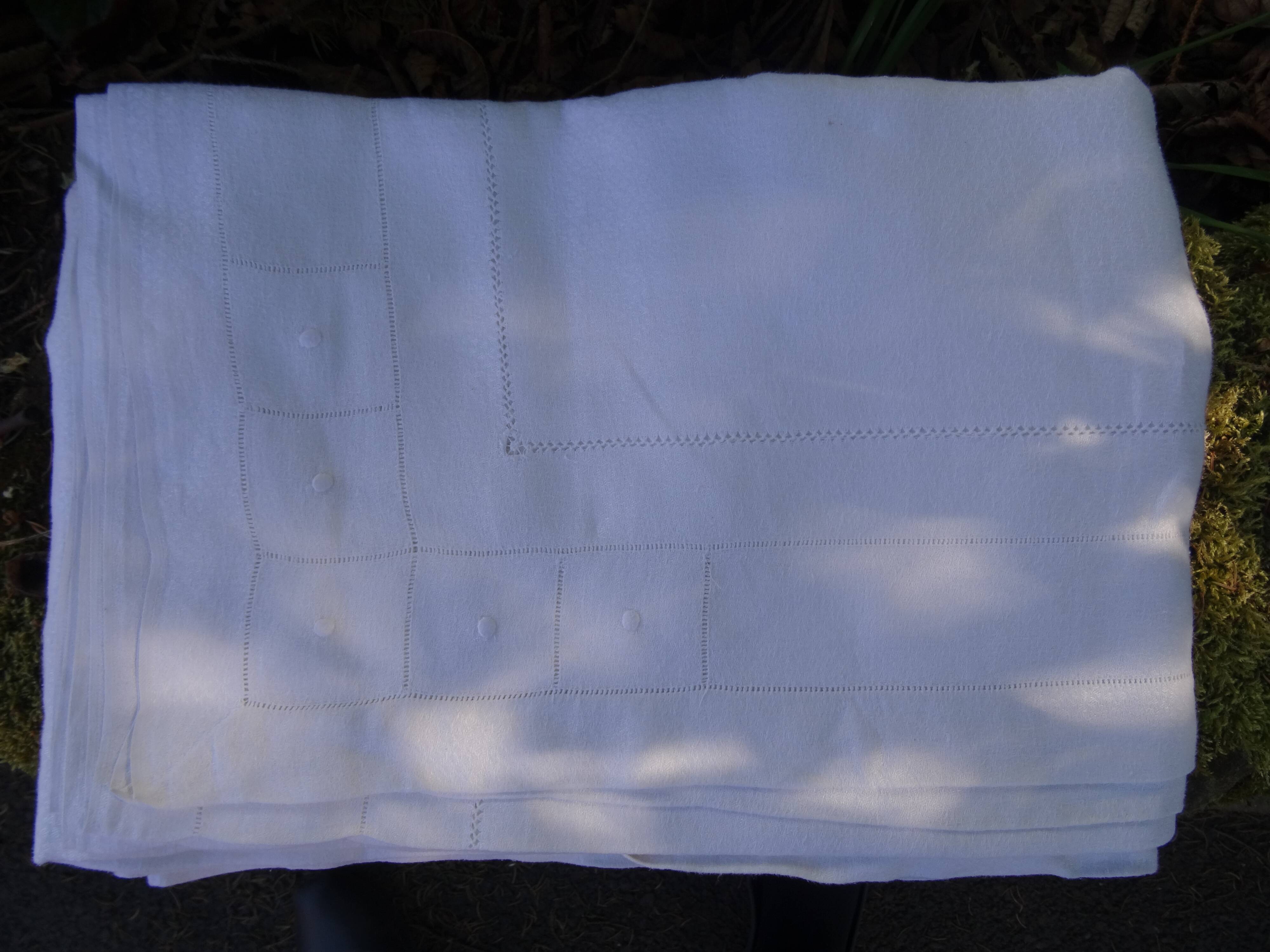 Feathered embroidered linen nape