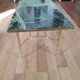 Table basse en marbre vert et laiton