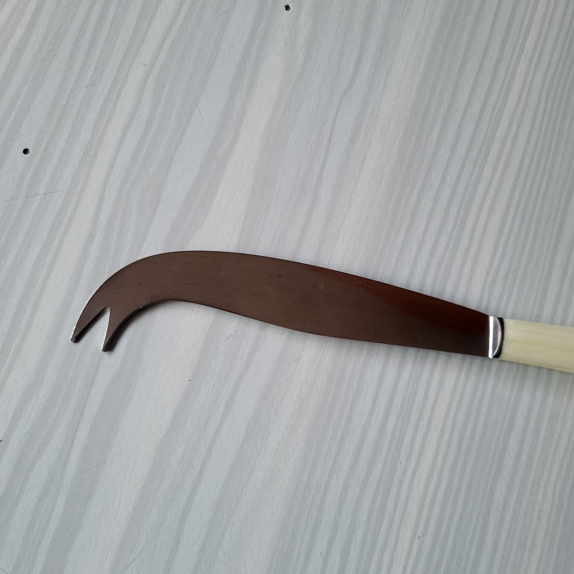 Vintage cheese knife signed S.R. Thiers in excellent condition.