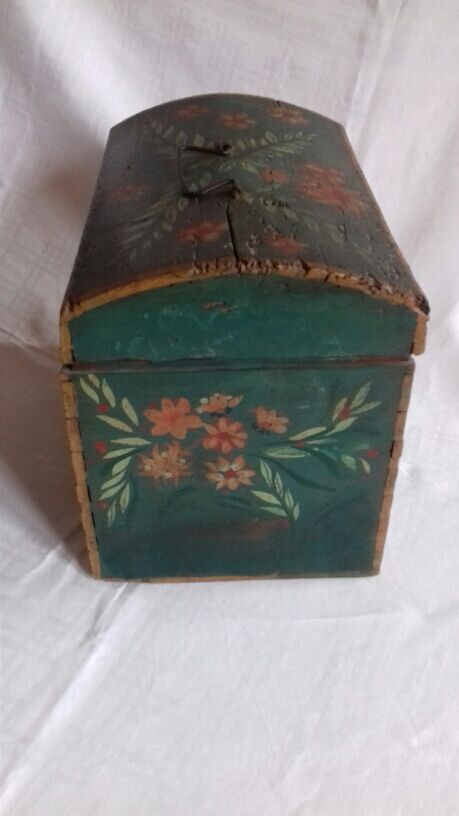 Painted wooden box "popular art", bulging lid