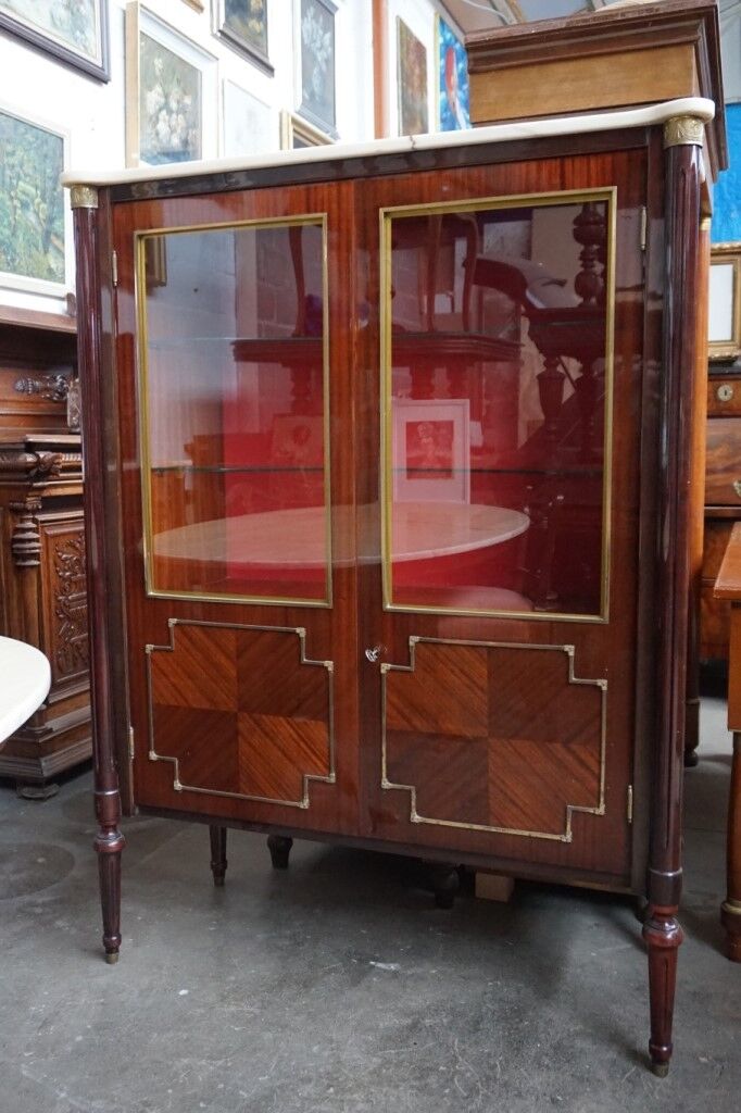Empire-style showcase