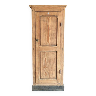Bonnetière ancienne avec plaque émaillée