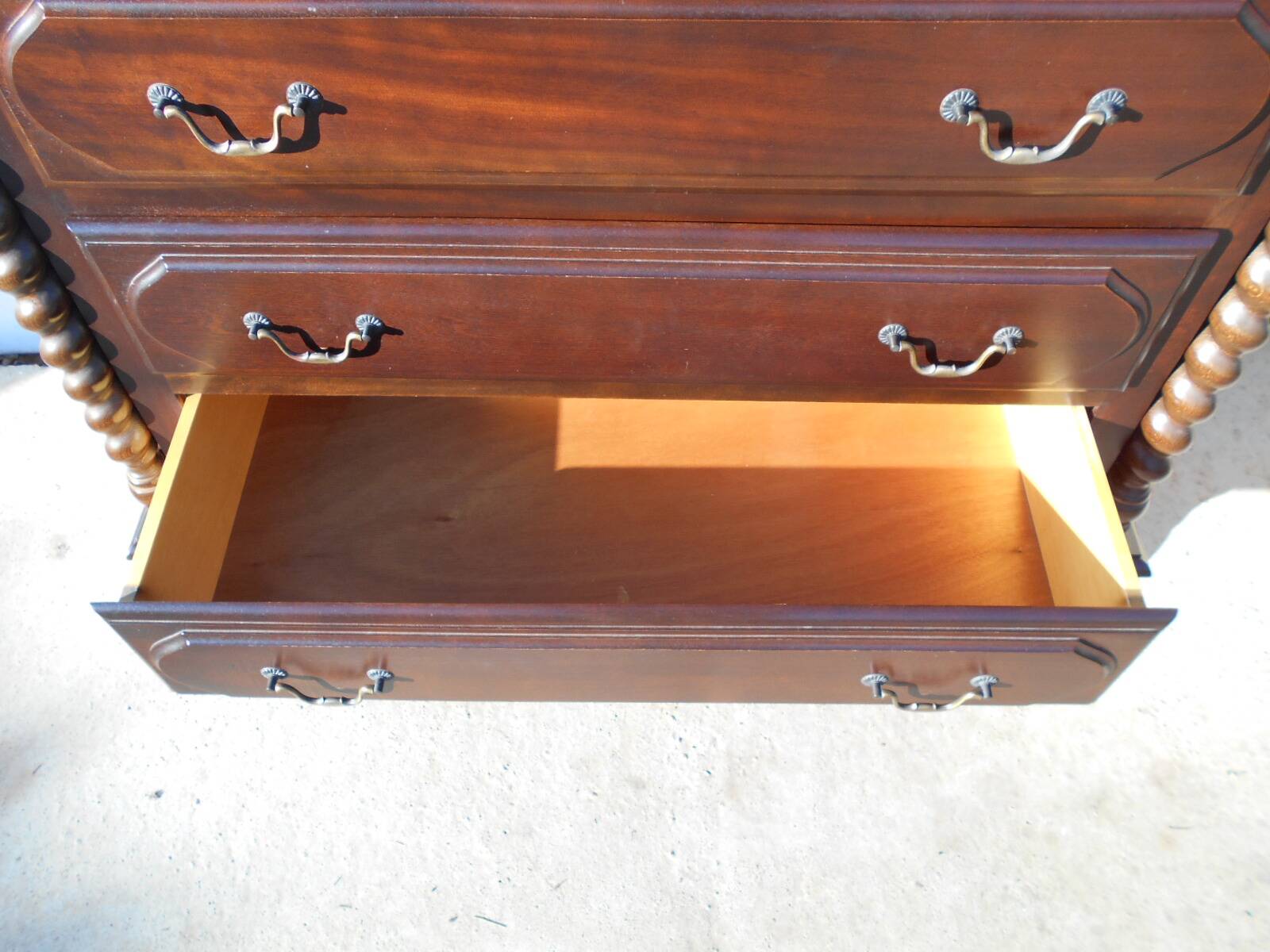 Commode 3 tiroirs de style Louis XIII