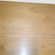 Grande table à manger design en bois clair et bois laqué noir. 2x1m