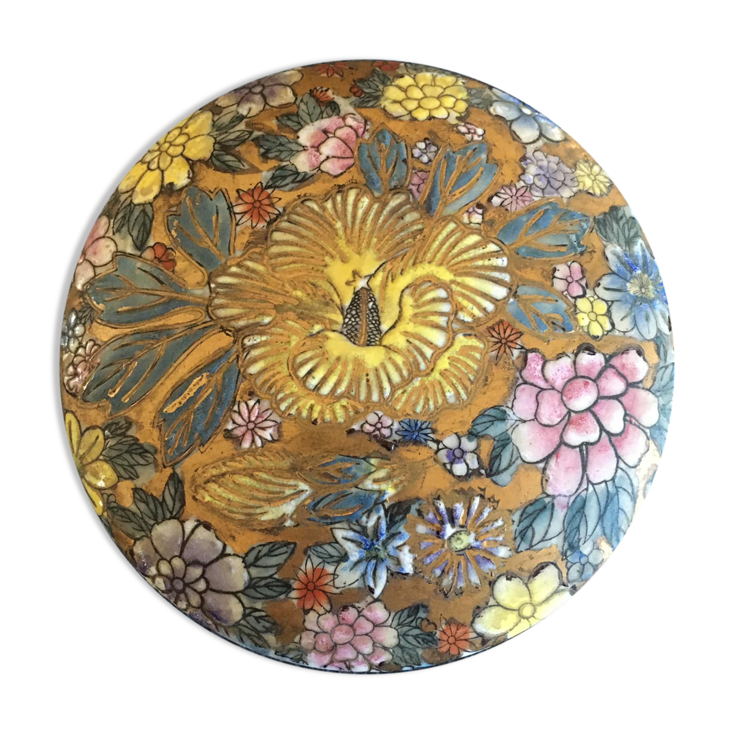 Porcelain candy with enamelled floral decorations. Pretty colors on a golden background.