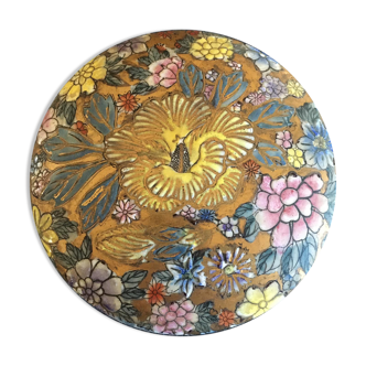 Porcelain candy with enamelled floral decorations. Pretty colors on a golden background.