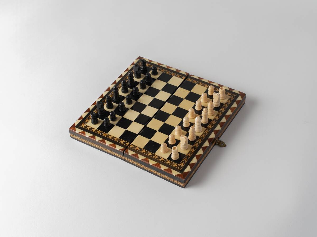 Foldable box chess set