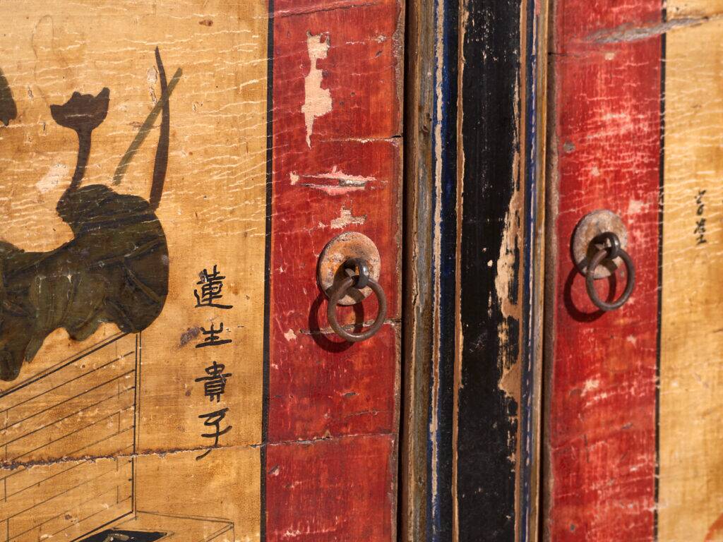 Buffet ancien en pin laqué à motifs peints de lotus – Chine, vers 1920