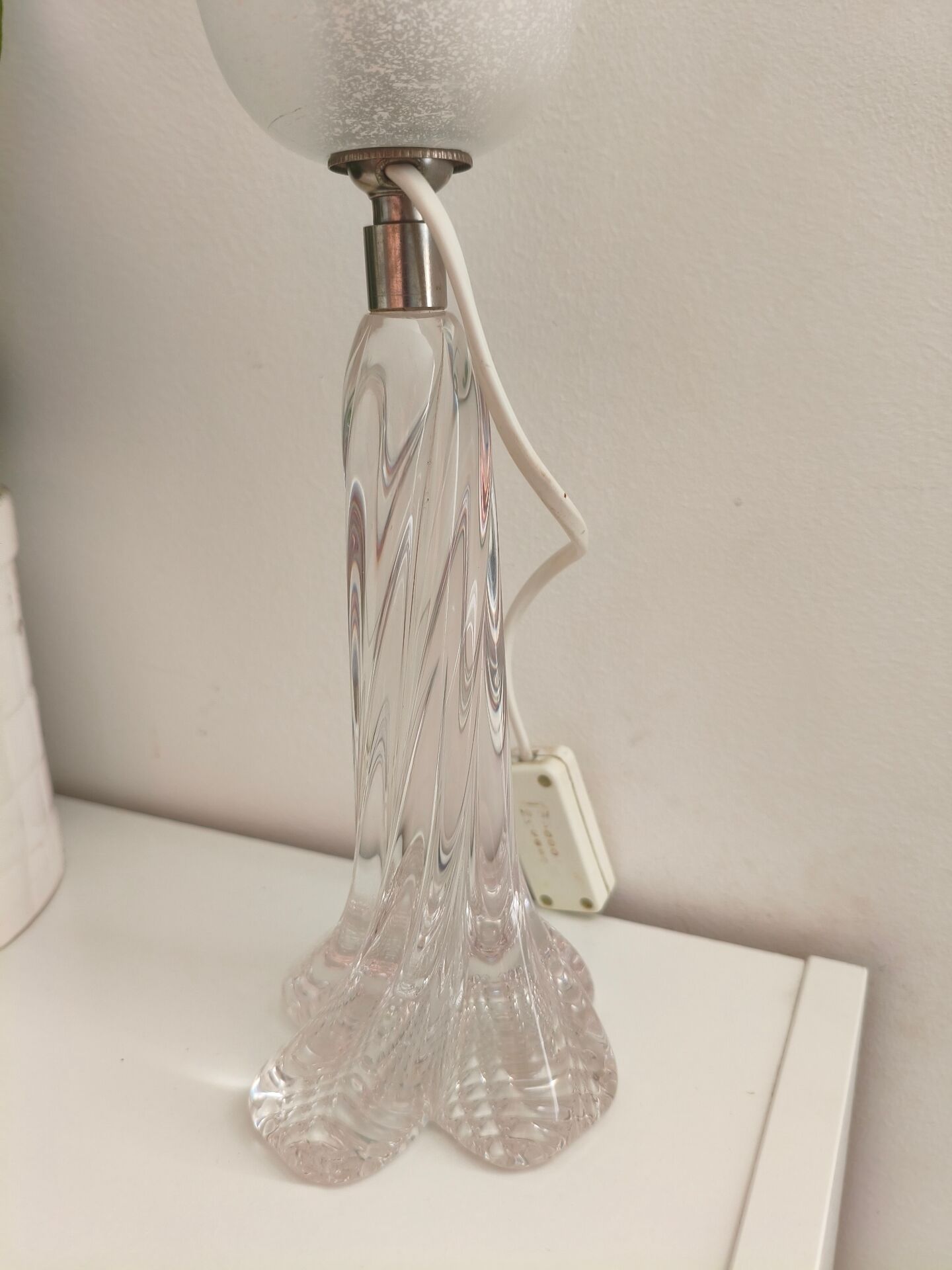 Vintage table lamp – twisted solid glass base & tulip shade