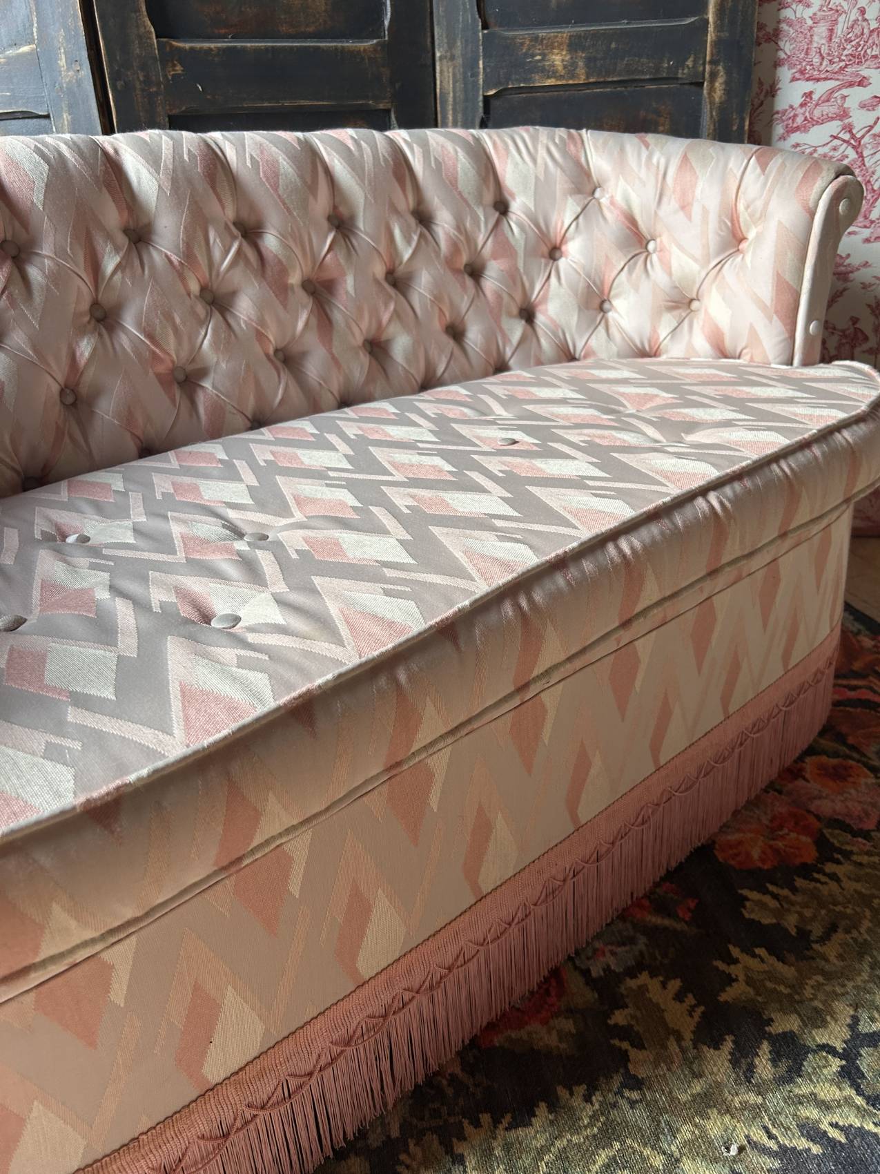 Small vintage 2-seater sofa from the 70s in Hollywood Regency style, satin pink.