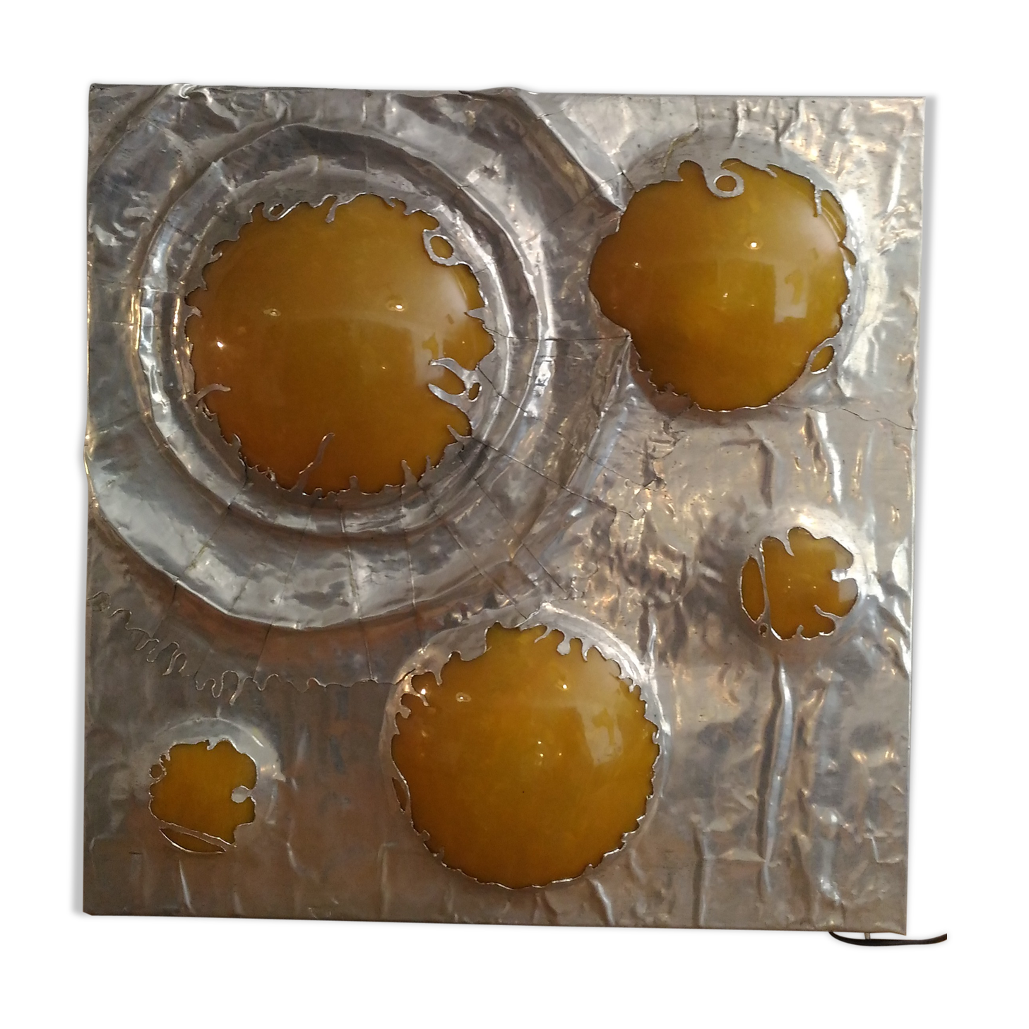 Bright sculptural wall sconce