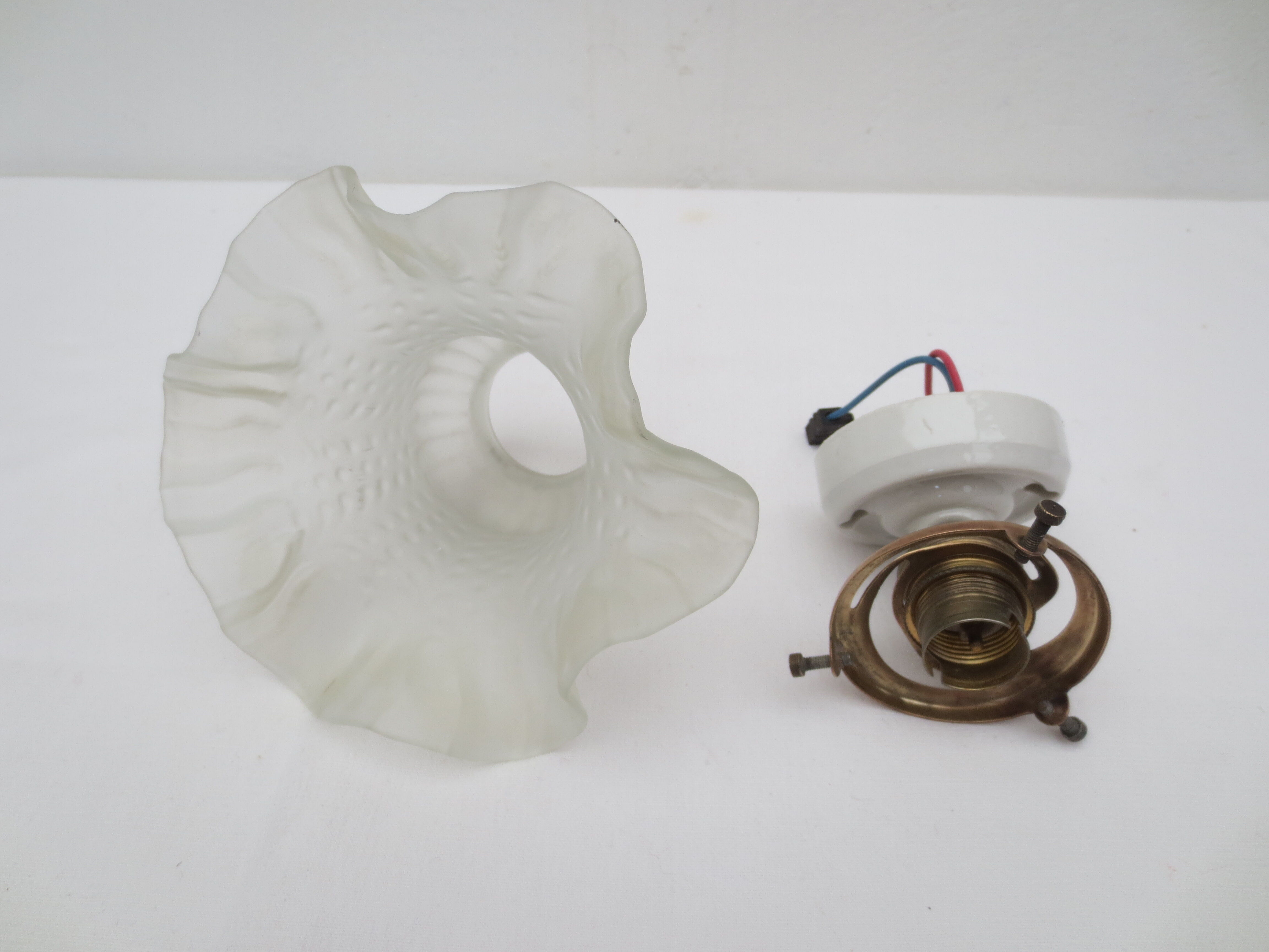 Ancienne applique murale 45° tulipe blanche volantée