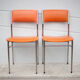 Paire de chaises métal chromé et skaï orange