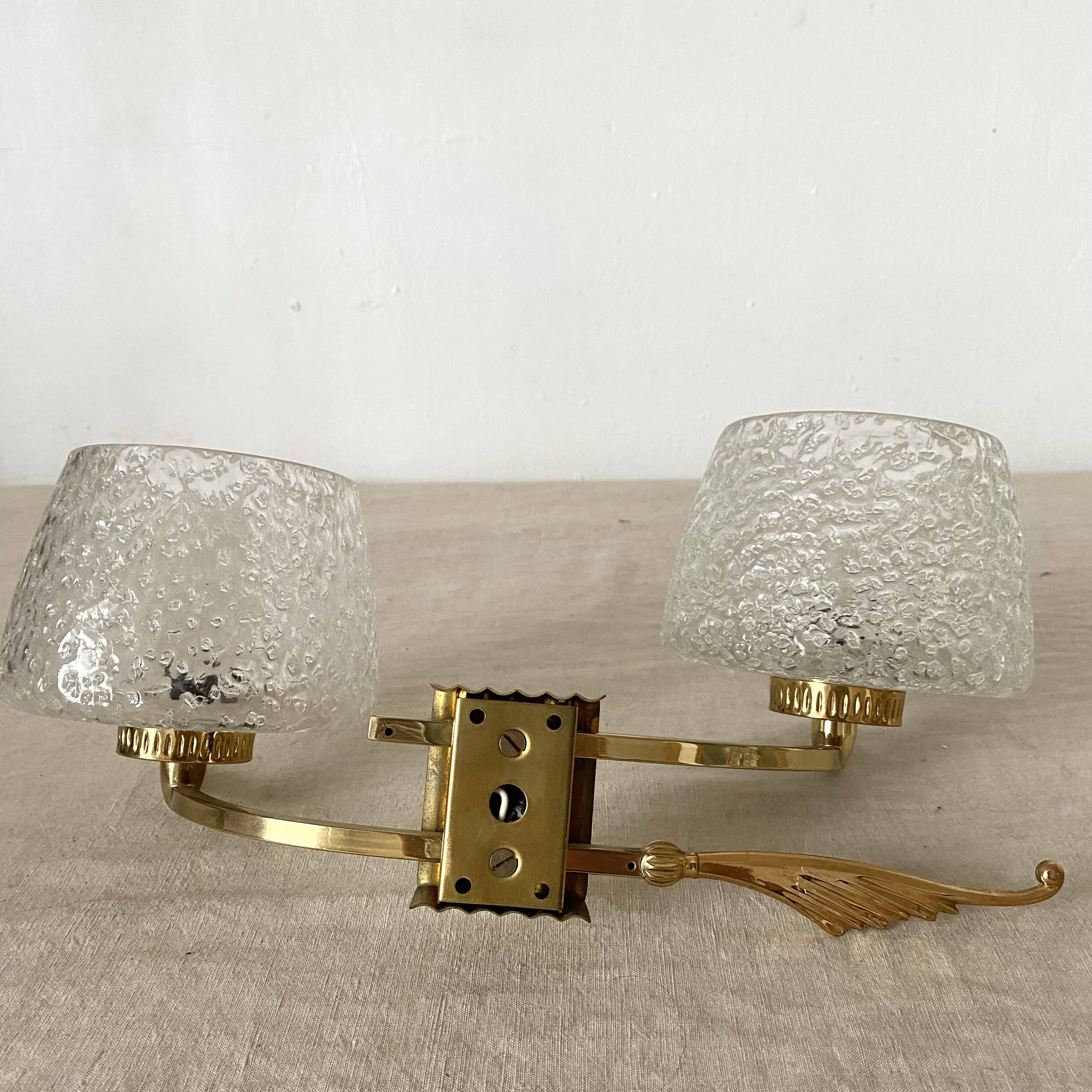 Double wall light in gold-tone metal and bubbled glass, Italian design from the 1960s
