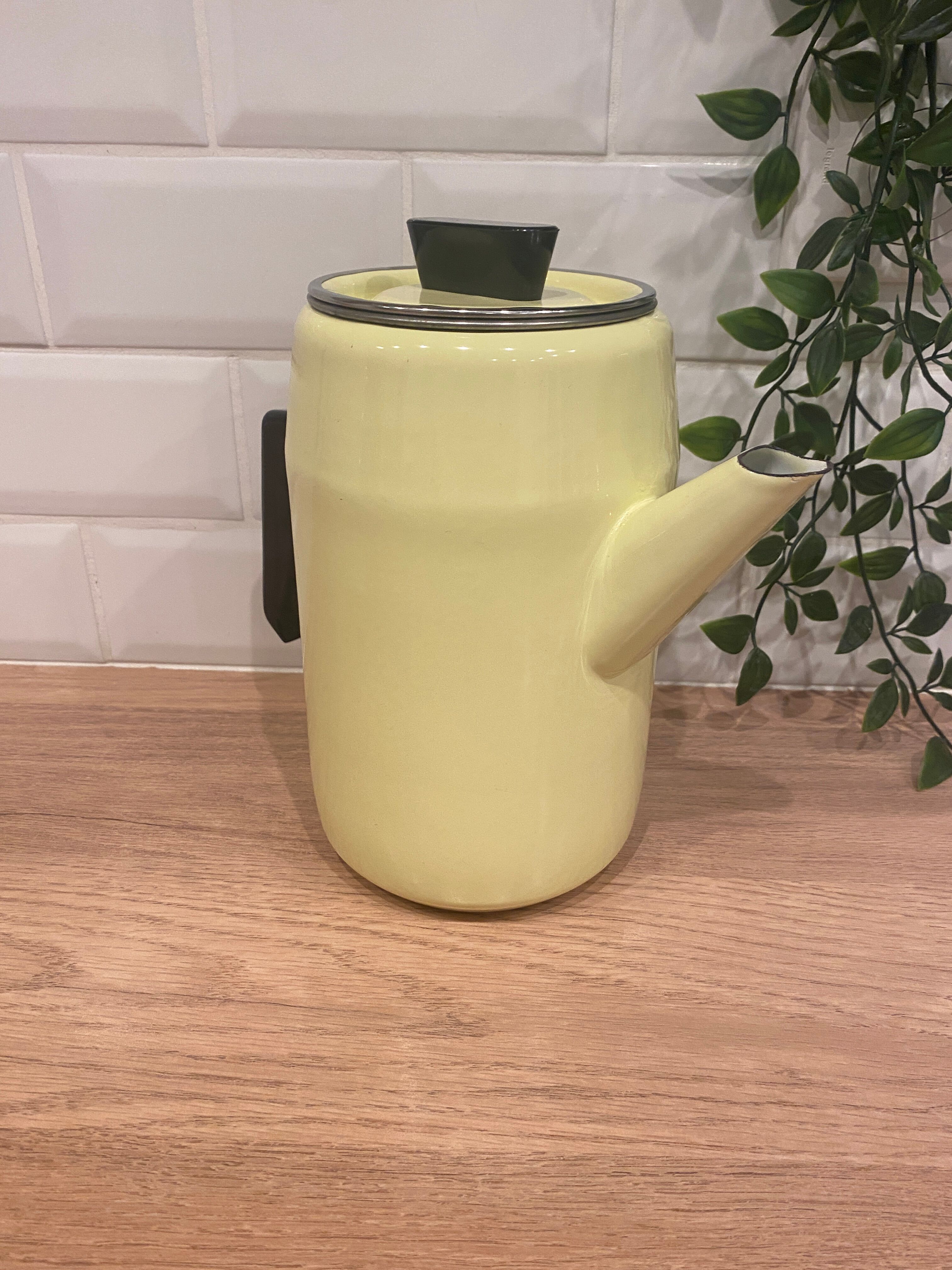 Cafetière en tôle émaillée jaune