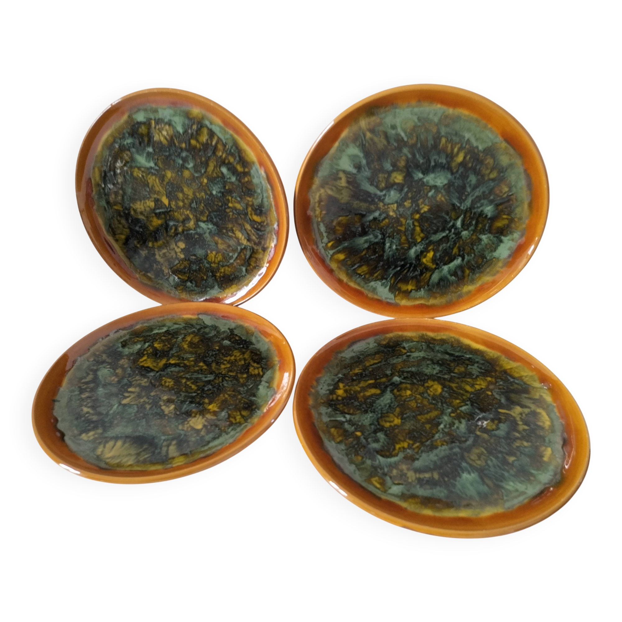 Set of 4 flamed enamel plates in green and amber from the 60s-70s.