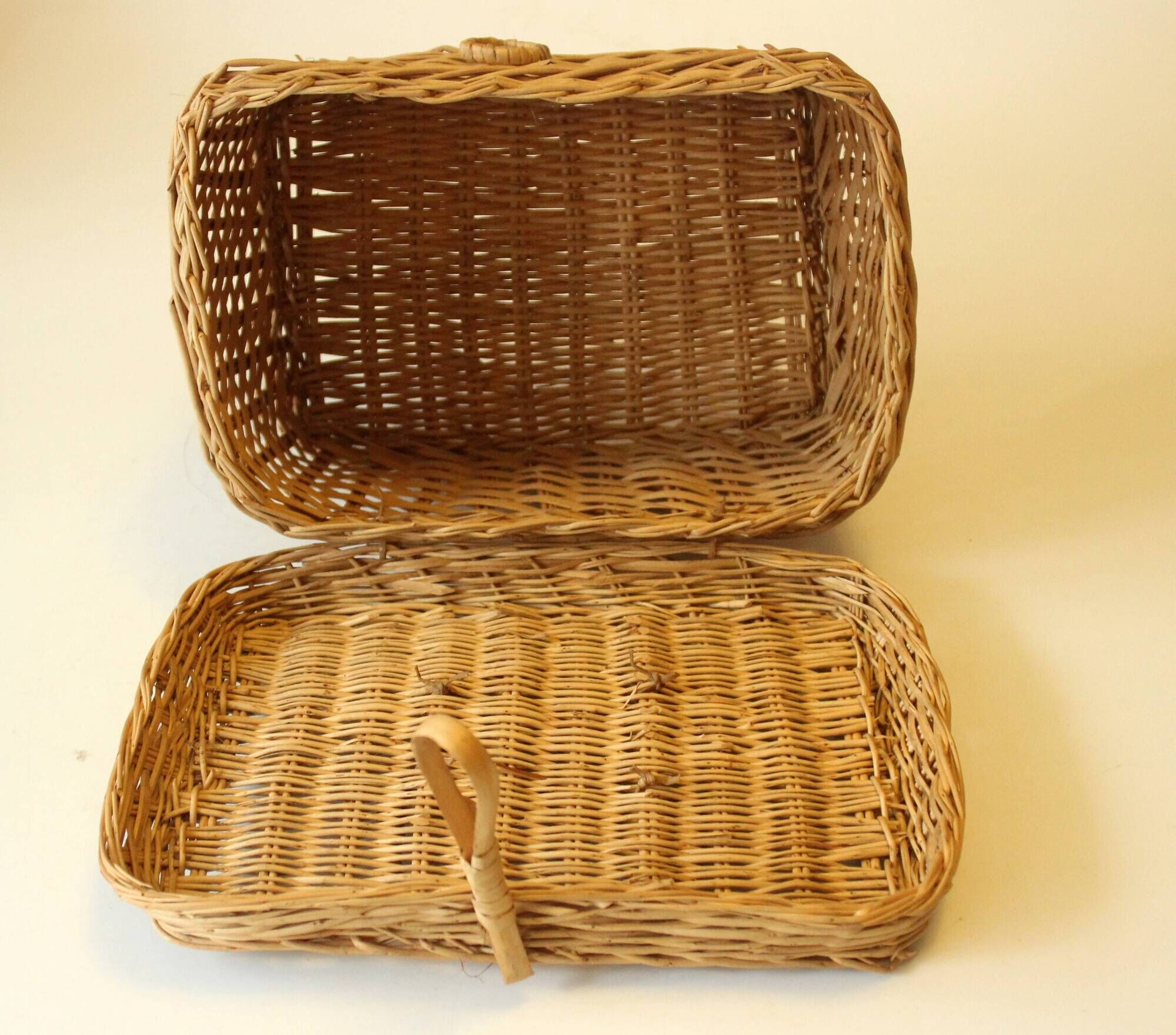 Braided rattan basket with lid, jewelry box, vintage from the 1970s