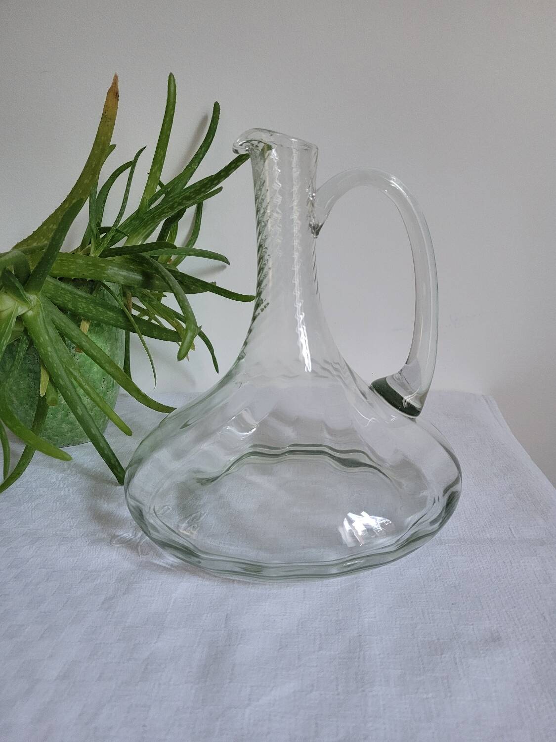 Large wine decanter