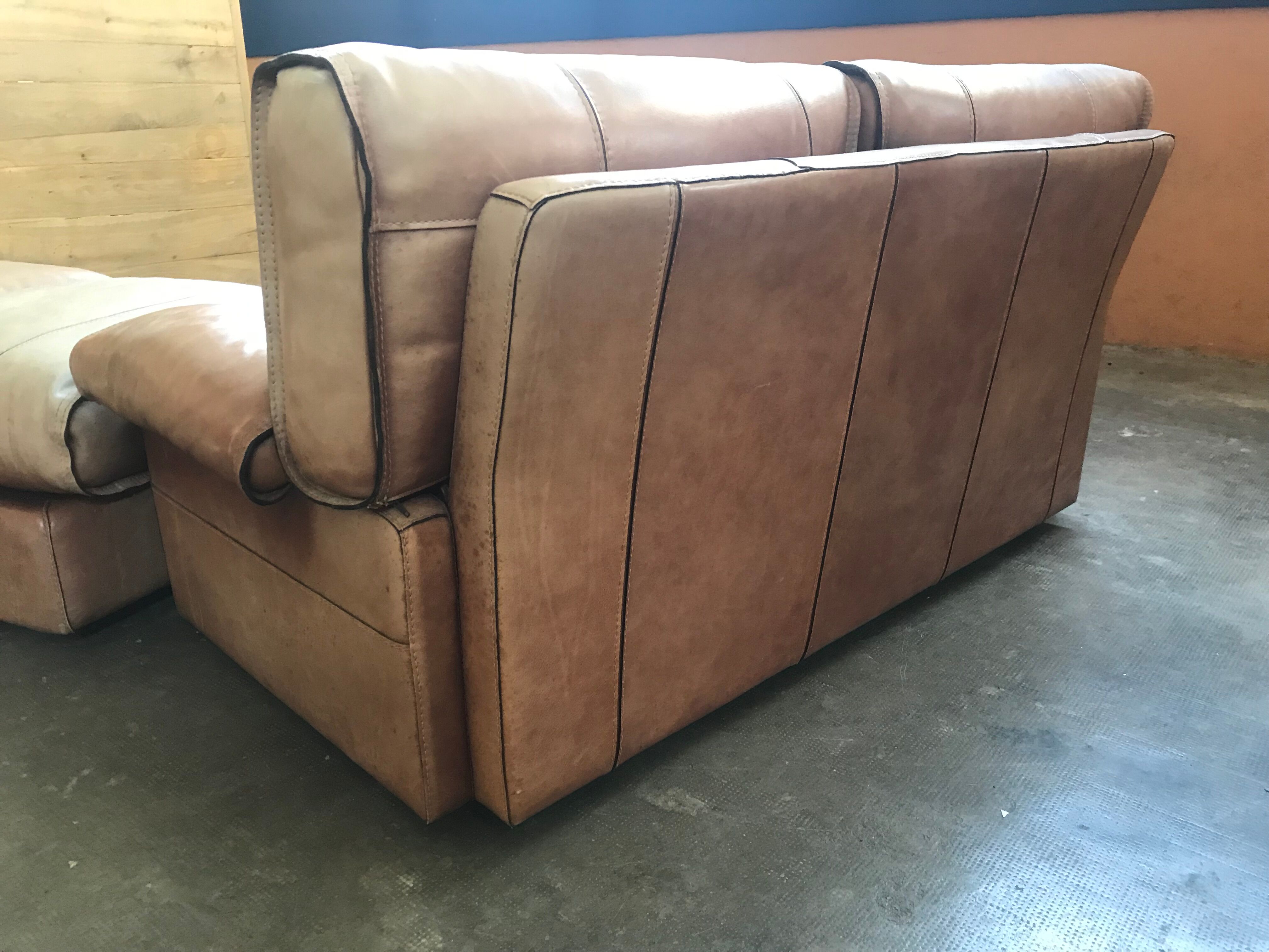 Canapé, fauteuils et repose pieds Roche Bobois en cuir