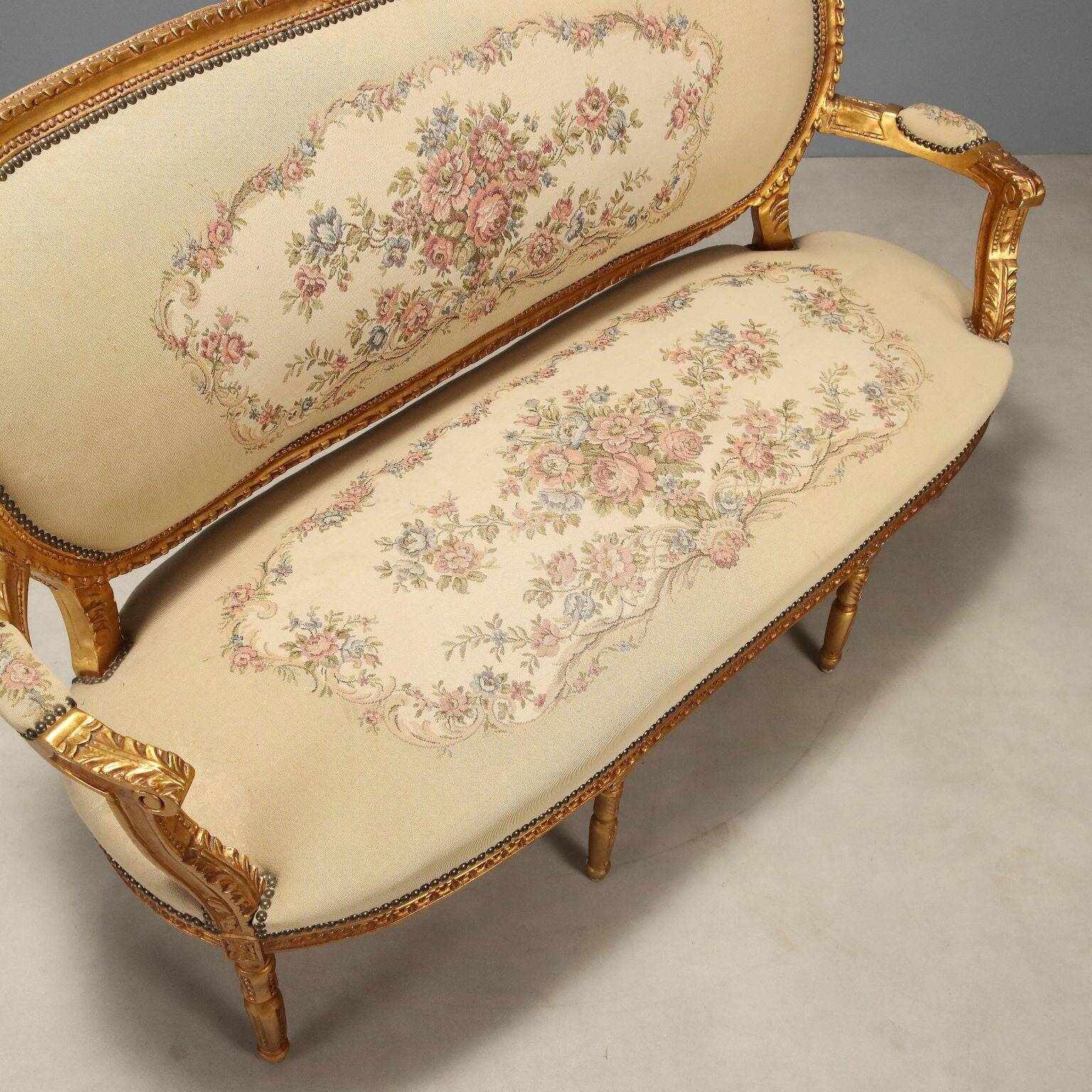 Neoclassical canapé in gilded wood