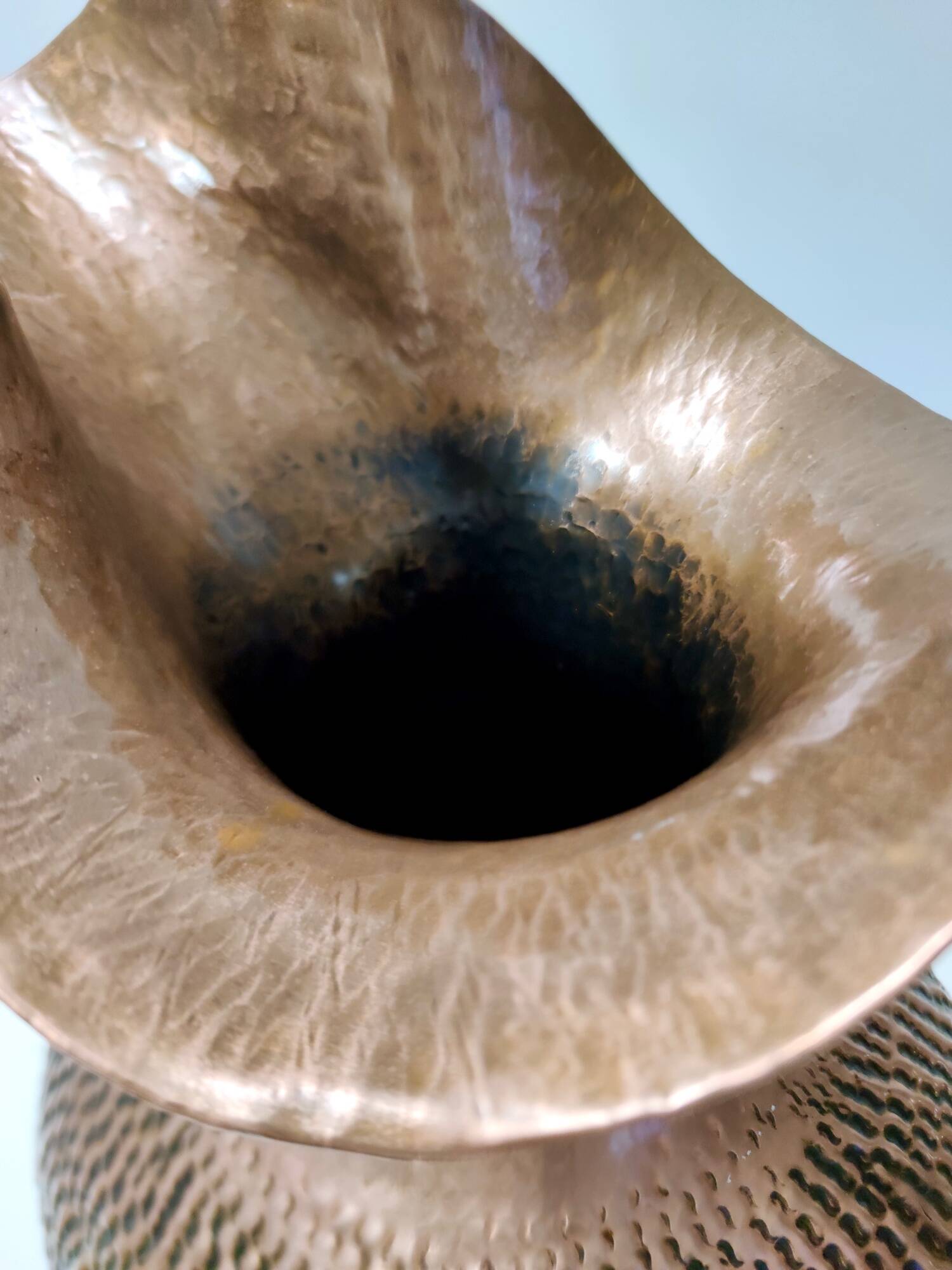 Grand vase pichet en cuivre gaufré par Egidio Casagrande, Italie