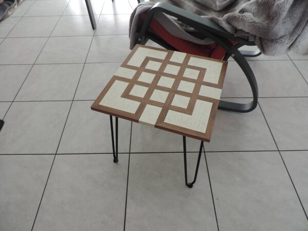 Table d'appoint en noyer américain et érable moucheté blanchi