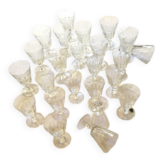 Service de verres en cristal taillé de 24 pieces Saint Louis