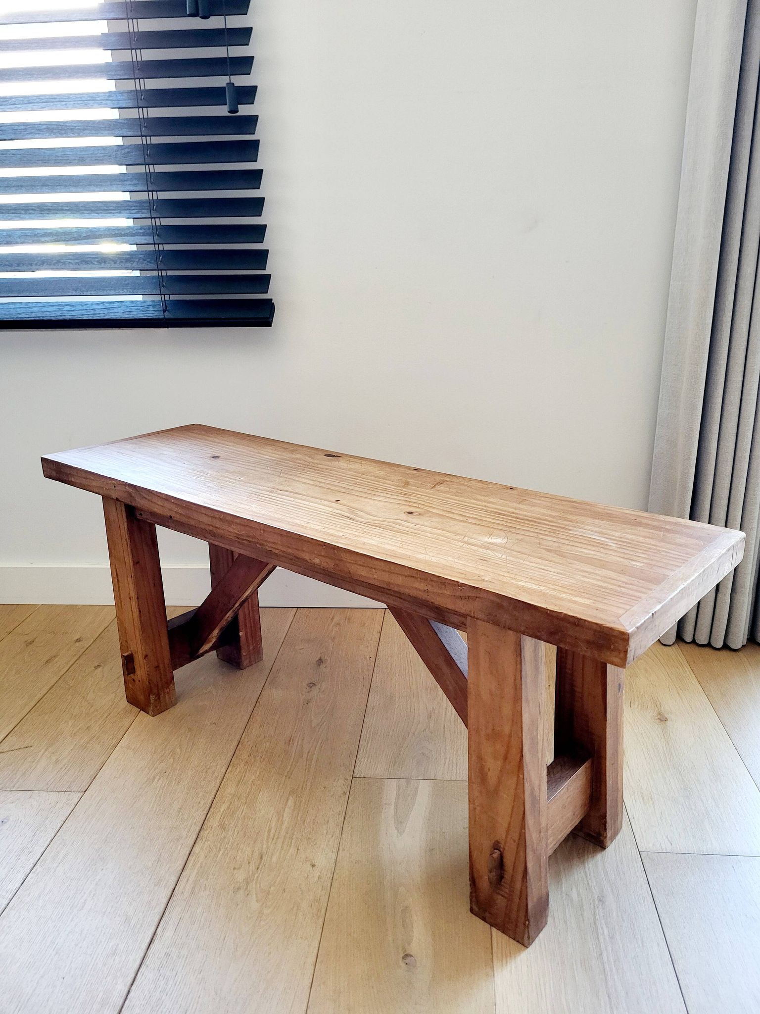 Banc vintage en bois, fabriqué artisanalement, style rustique