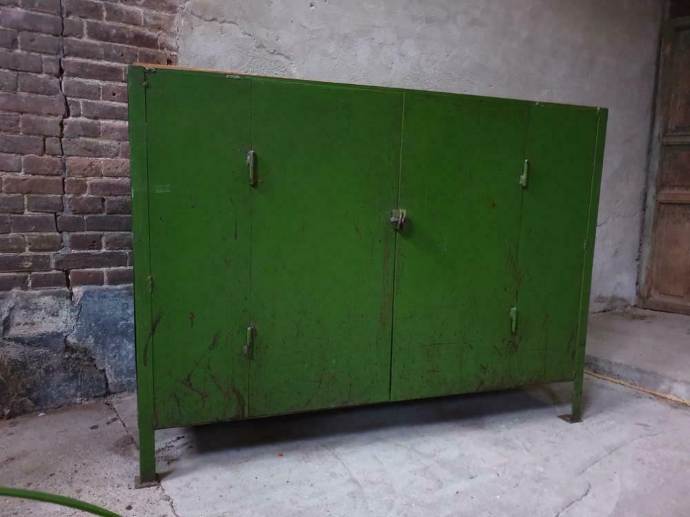 Comptoir industriel en acier vert