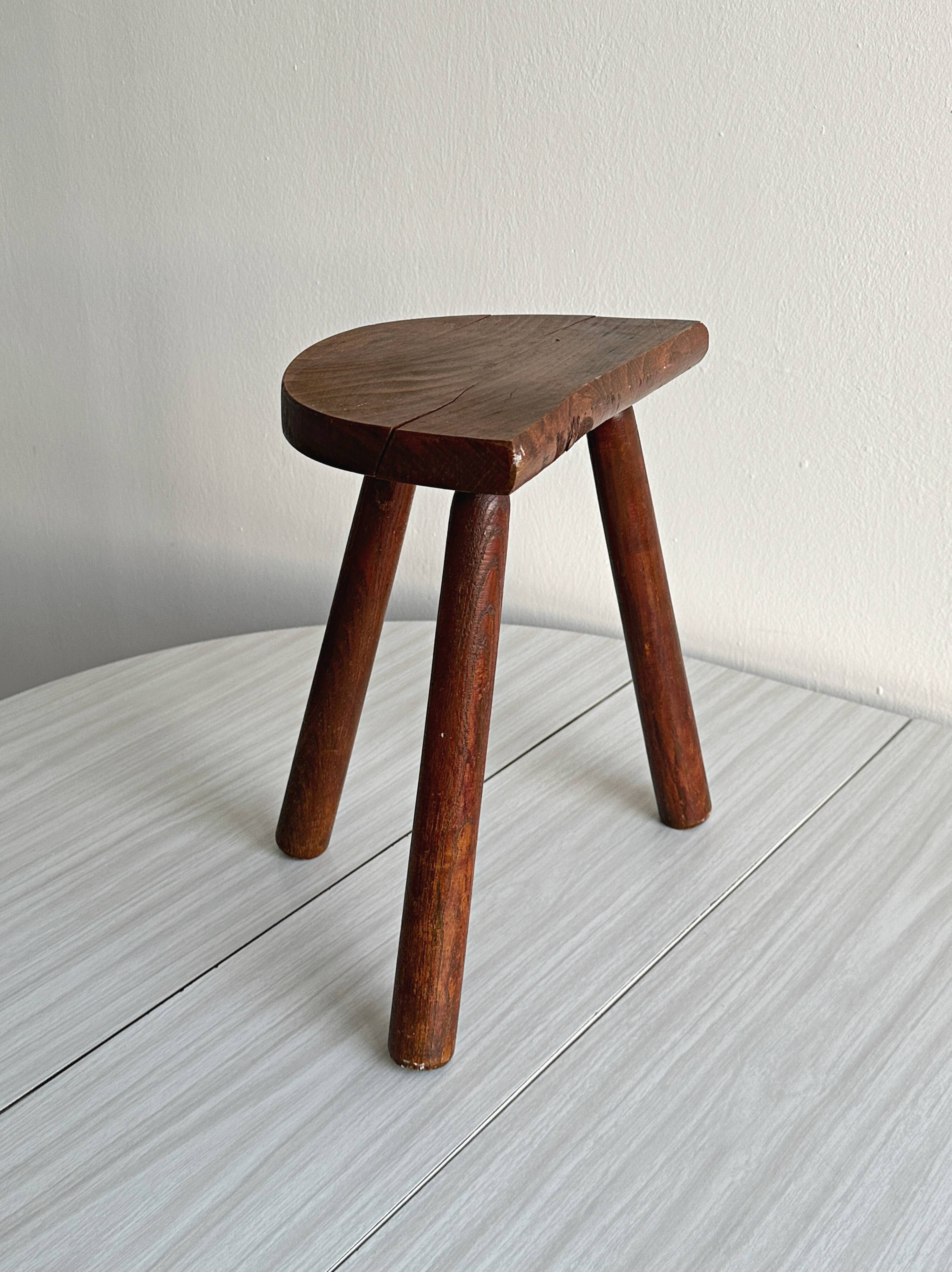 Tabouret tripode bois verni ancien